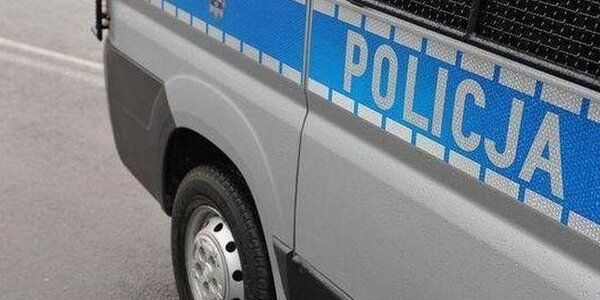 Złodziej wepchnął wózek z dzieckiem pod auto