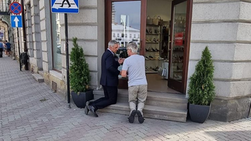 Nowy Sącz. Poseł KO Paweł Poncyljusz modlił się przed sklepem obuwniczym