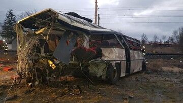 Tragedia na przejeździe. Autobus szkolny wjechał pod pociąg