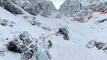 Tatry. Duża lawina załamała metrowy lód na Zmarzłym Stawie