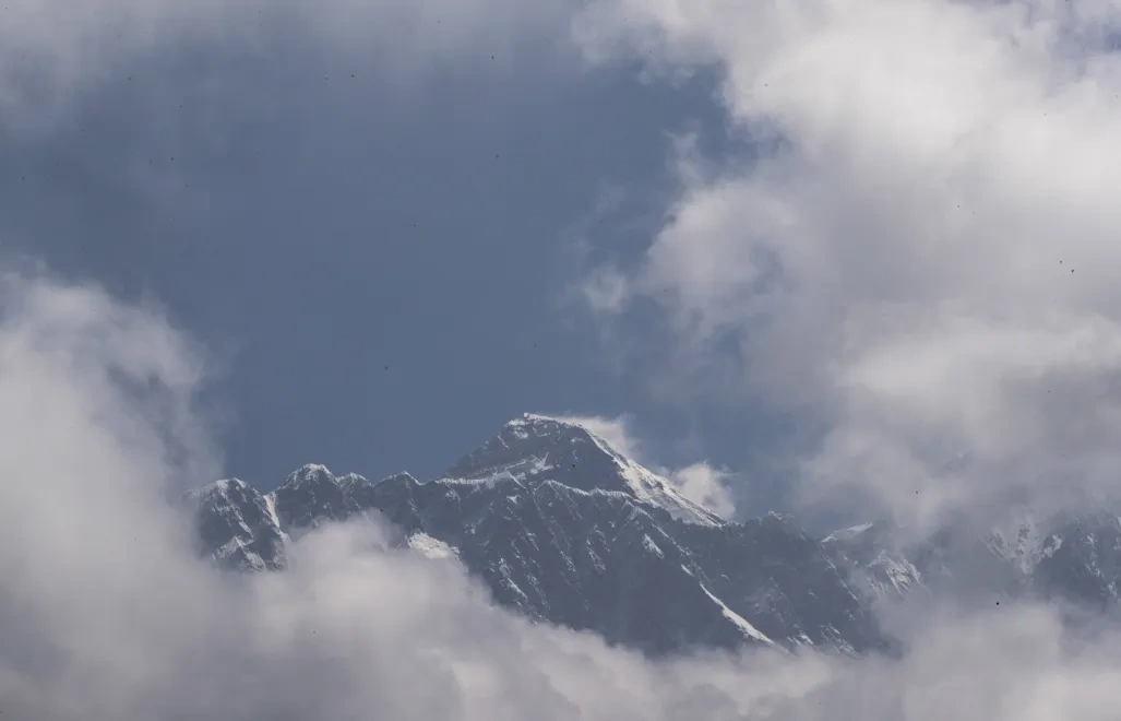 Turyści uwięzieni przez burzę śnieżną na Mount Evereście. Uratowano setki osób