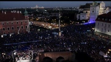 Manifestacje po orzeczeniu TK. Relacja z Placu Zamkowego w Warszawie i innych miast