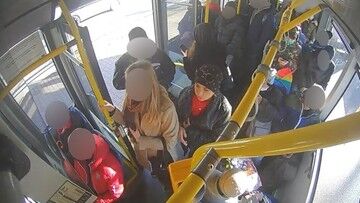 Bielsko-Biała. Nie miała maseczki w autobusie. Pobiła pasażerkę, która zwróciła jej uwagę