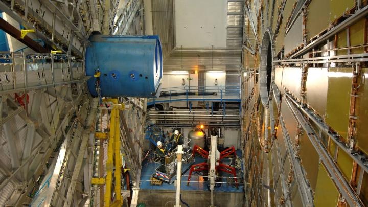 Naukowcy udowodnili istnienie tetrakwarków