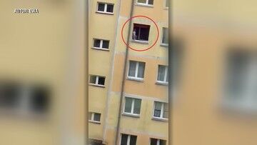 Wałcz. Dwulatek chodził po parapecie okna. Był już na krawędzi. Interweniowała policja