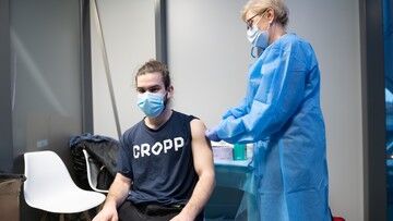 "Szczepienia jakościowo zmieniają walkę z pandemią". Adam Niedzielski o czwartej fali