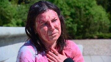 Wojna w Ukrainie. Dziennikarka Iryna Zemliana oblała rosyjskiego ambasadora farbą. Tłumaczy powody