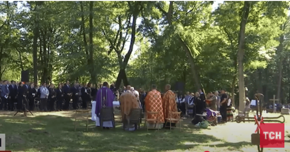Ukraińscy oficjele o Zbrodni Wołyńskiej podczas pogrzebu ofiar masakry w Pużnikach.