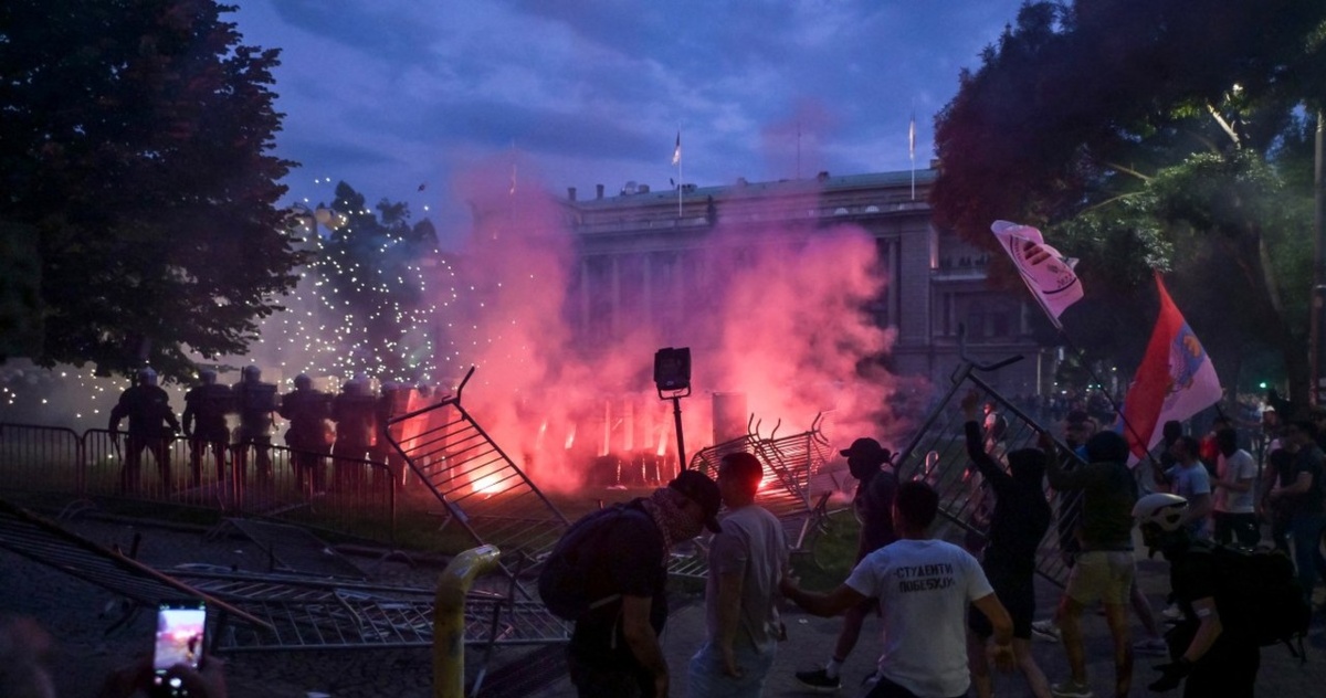 Belgrad sparaliżowany przez demonstracje. Tłumy domagają się zmiany władzy