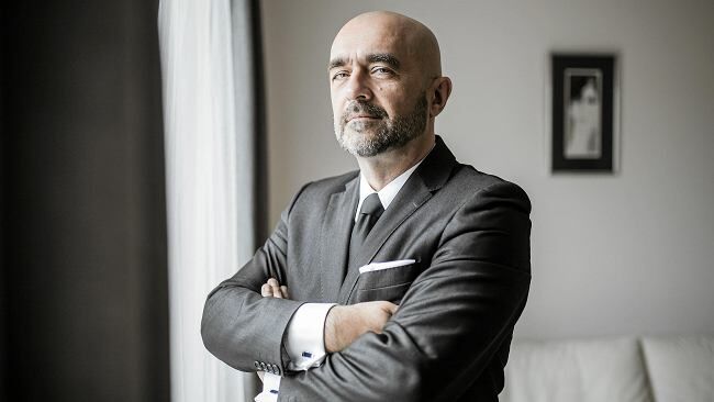 Adwokat ukarany za stanie z białą różą przy pomniku Powstania Warszawskiego. "Sędziowie, źle czynicie"