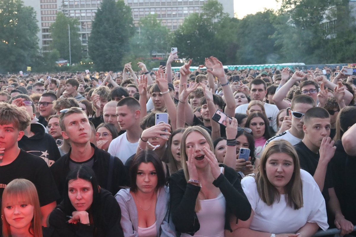 Zamieszki na Igrach w Gliwicach. Odwołano koncerty, wkroczyła policja. "Psikali w nas gazem". W stronę policjantów poleciały kamienie