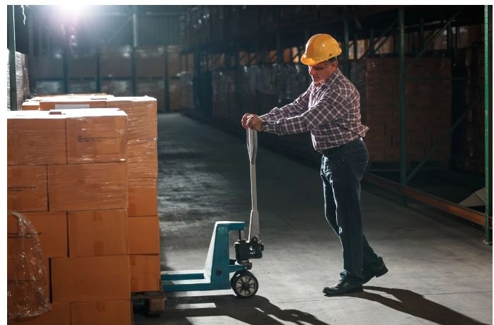 Zastępują Ukraińców. Teraz to oni szturmują polski rynek pracy. To już lawinowy wzrost wydawania pozwoleń na pracę