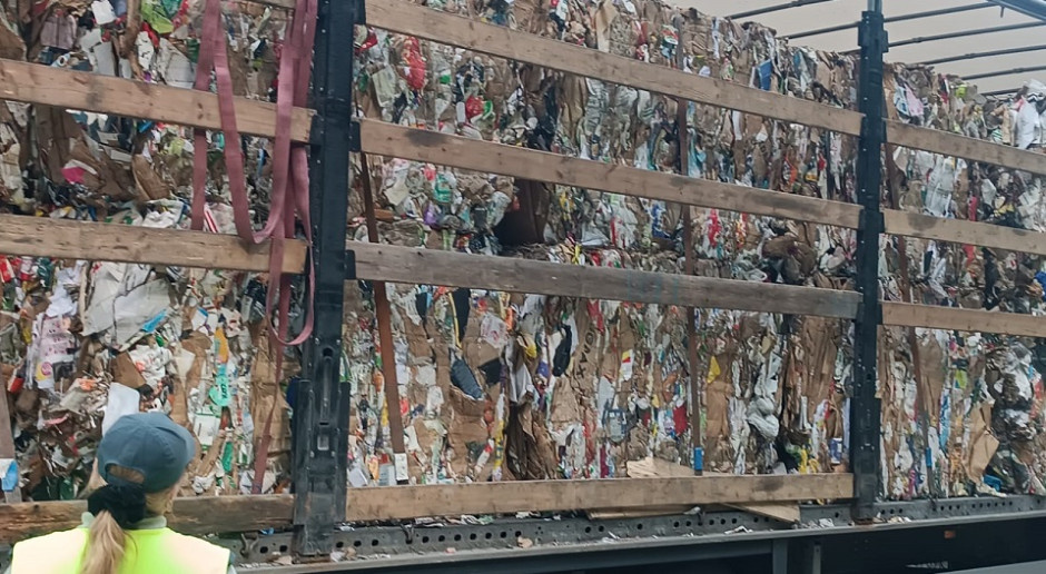 Zamiast makulatury, tony śmierdzących odpadów. Zatrzymano nielegalny transport śmieci ze Szwecji