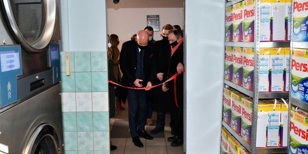 Zwracają sponsorowi środki za pralki i proszek, bo nie pozwolił poświęcić pralni