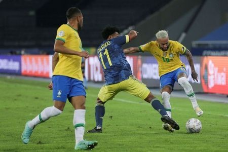 Brazylia wygrała, sędzia "brał udział" w zdobyciu gola
