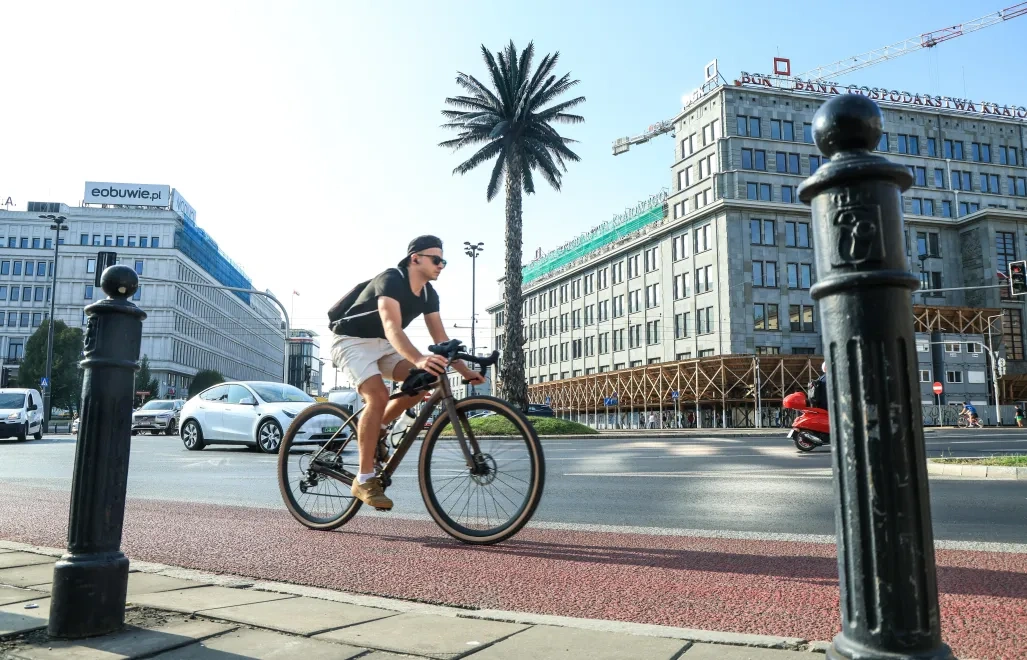 We Francji mandat do 750 euro, w Szwecji presja społeczna – Europa walczy o kaski dla rowerzystów