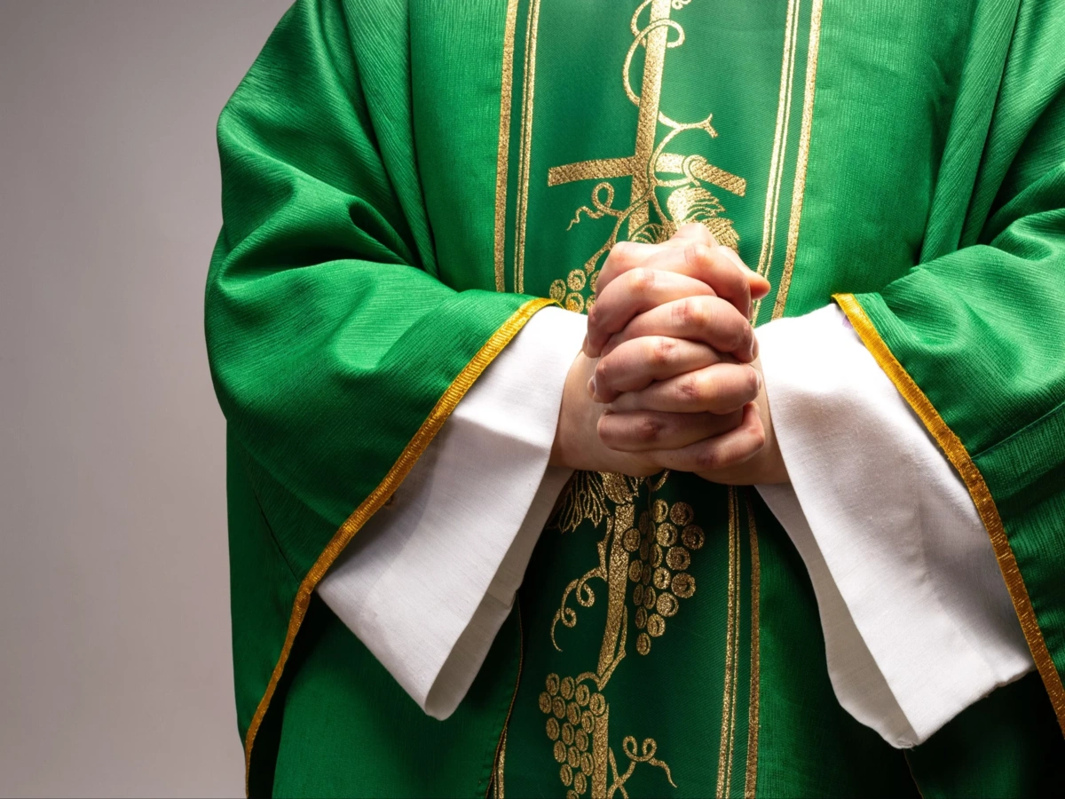 Ksiądz w aplikacji randkowej. Znajomy duchownego zdradził szokujące szczegóły relacji