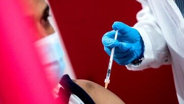 Trzecia dawka szczepionki w Polsce. Rusza rejestracja osób powyżej 50 lat i medyków