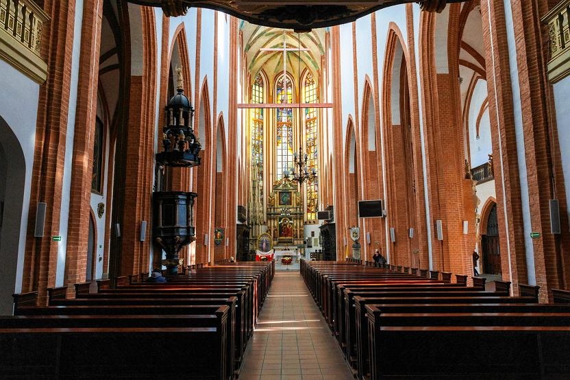 Milionowe dotacje dla parafii, która za bezcen sprzedała działkę Morawieckiemu i jego żonie