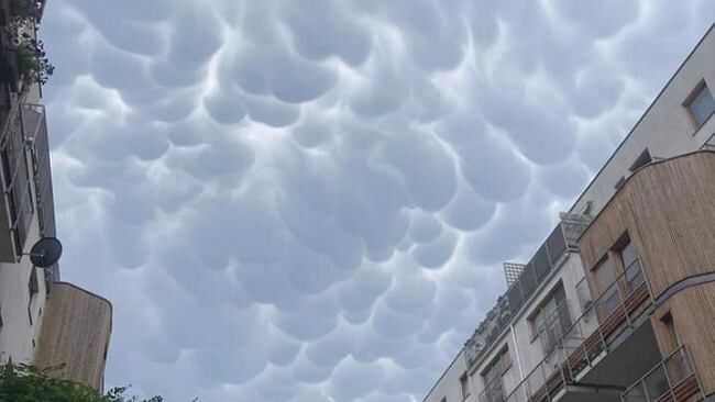 Co to za dziwne chmury? "Wymiona", czyli mammatusy - nietypowe zjawisko na stołecznym niebie