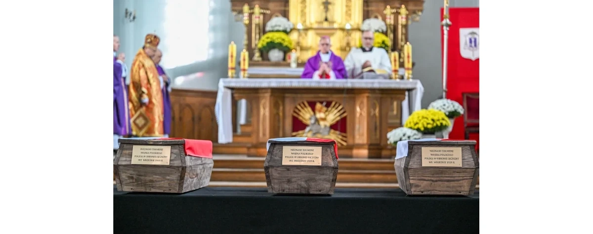 W Mościskach trwa ceremonia pogrzebowa żołnierzy poległych w obronie Lwowa w 1939 r.