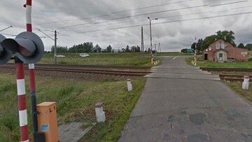 Warmińsko-Mazurskie. Samochód wpadł pod pociąg. 61-latka zdążyła uciec