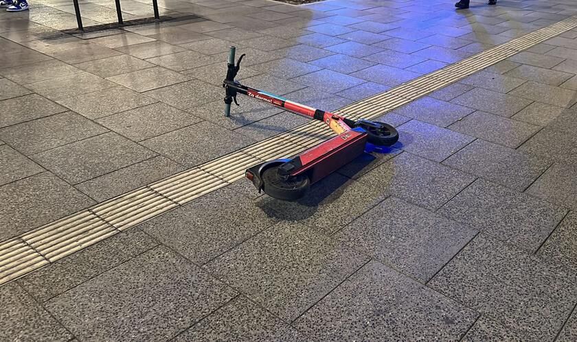 Dwie piętnastolatki jadące na jednej elektrycznej hulajnodze potrąciły seniorkę Warszawie