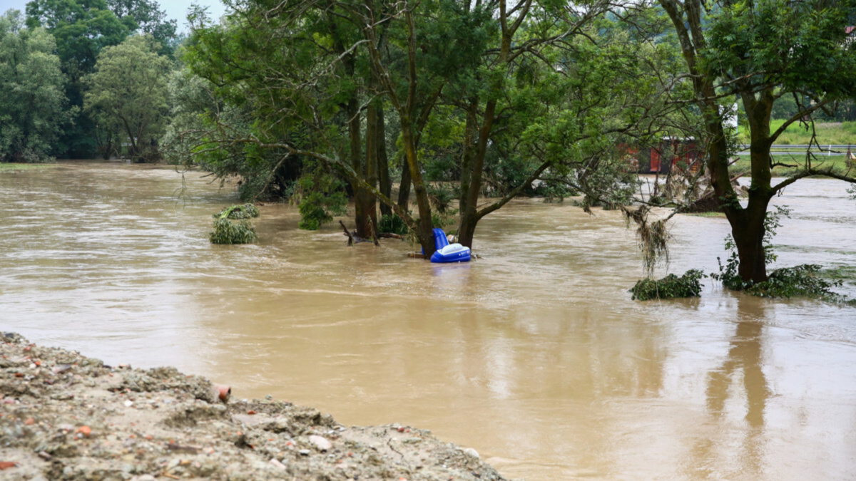 Zwołano sztab kryzysowy, alerty będą rozszerzane. "Może spaść tyle deszczu, ile w 1,5 miesiąca"