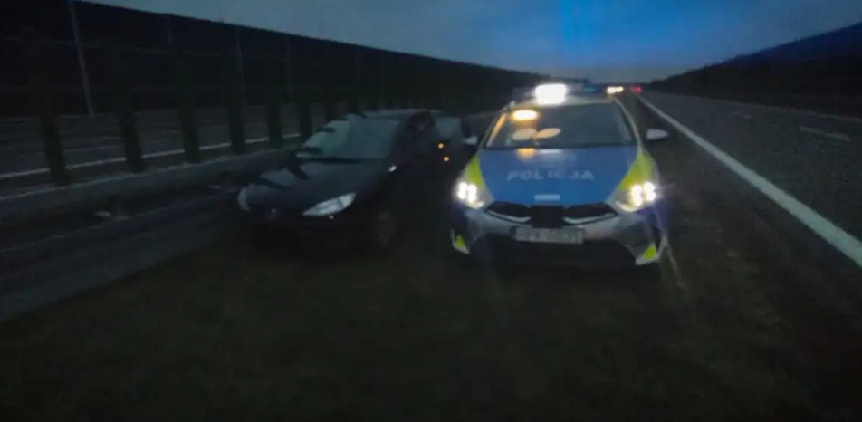 87-letni kierowca jechał autostradą pod prąd. Twierdził, że może, bo porusza się pasem zieleni