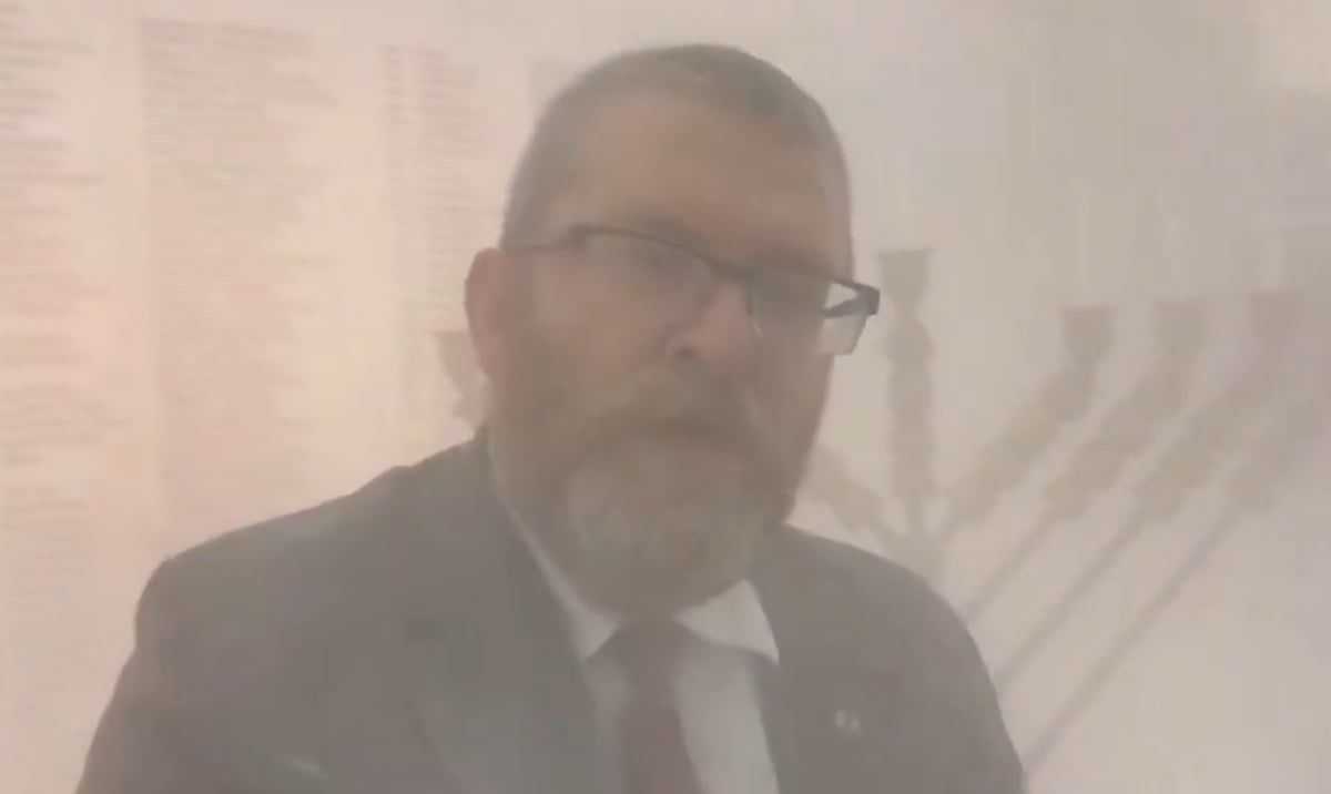 Grzegorz Braun użył w Sejmie gaśnicy. Zgasił świece na menorze chanukowej
