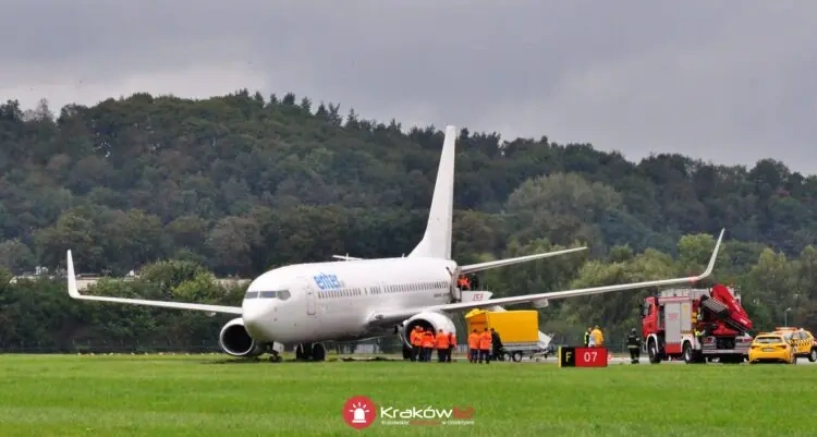 Boeing wypadł z pasa na Balicach. Jadą strażacy z Ostrawy - Remiza.pl - Polski Serwis Pożarniczy