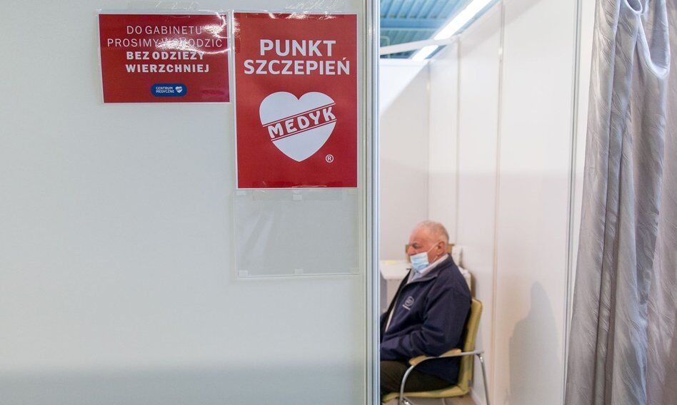 Trzecia dawka szczepionki podawana jest już m.in. we Francji, Niemczech, Danii i na Węgrzech