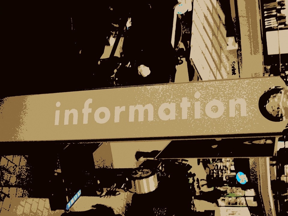 Informacyjno-rozrywkowe ofiary internetu. Od gazet do telewizji