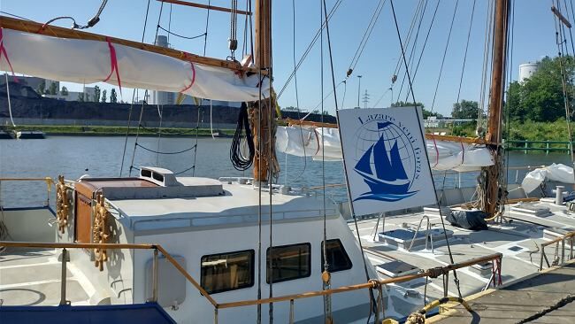 Jacht "Ojciec Bogusław" to terapia dla osób w kryzysie bezdomności. Budowali go 14 lat i zwodowali