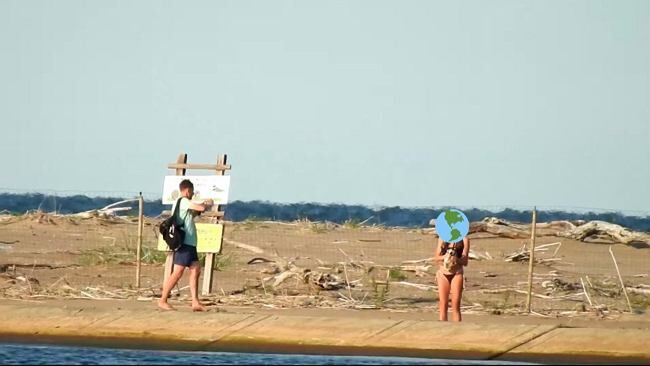 Turyści weszli do rezerwatu ptaków, robili sobie zdjęcia z młodym oharem. "Został znaleziony martwy"