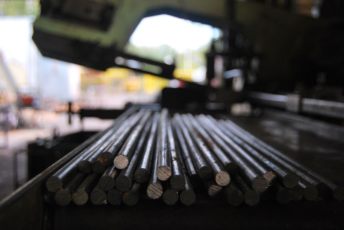 Indeks PMI nurkuje do 43,5 pkt. Polski przemysł w szponach recesji i deflacji