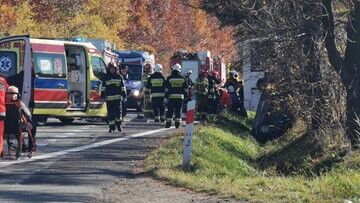 Pawłowice. Czołowe zderzenie samochodu z autobusem. Jedna osoba nie żyje, kilka jest rannych