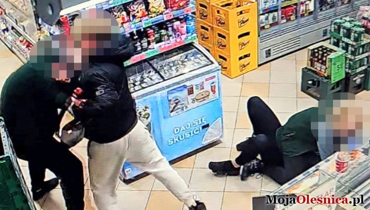 Brutalny napad na pracowników Żabki po odmowie sprzedaży energetyka [WIDEO]