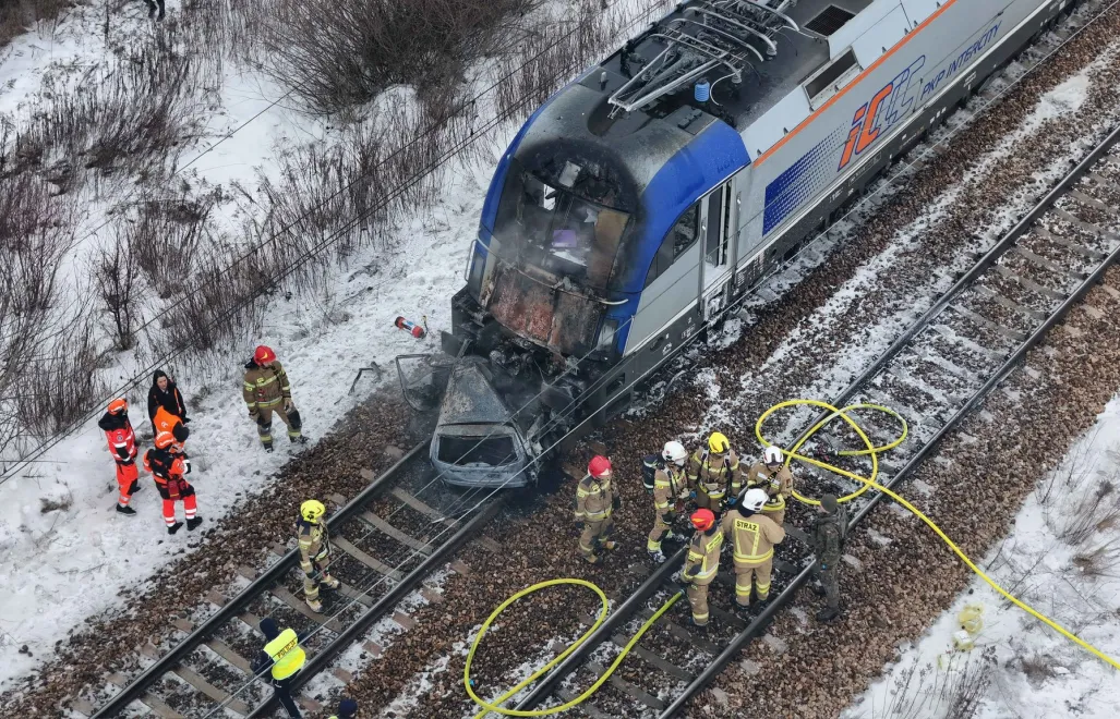 Zderzenie na torach pod Warszawą. Pociągi uderzyły w auto