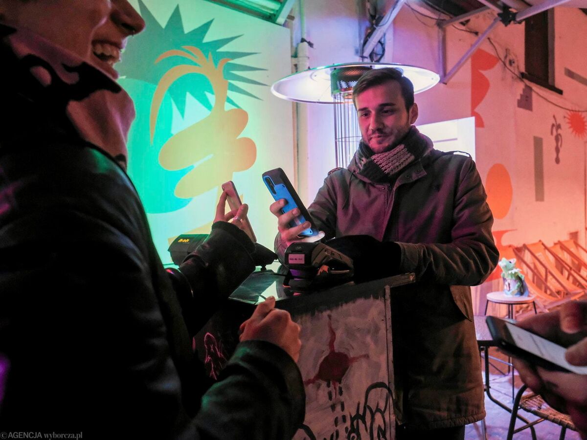 Straszą kontrolami, ale nadal nie mogą sprawdzać paszportów covidowych. "Apeluję o zdrowy rozsądek i samodyscyplinę"