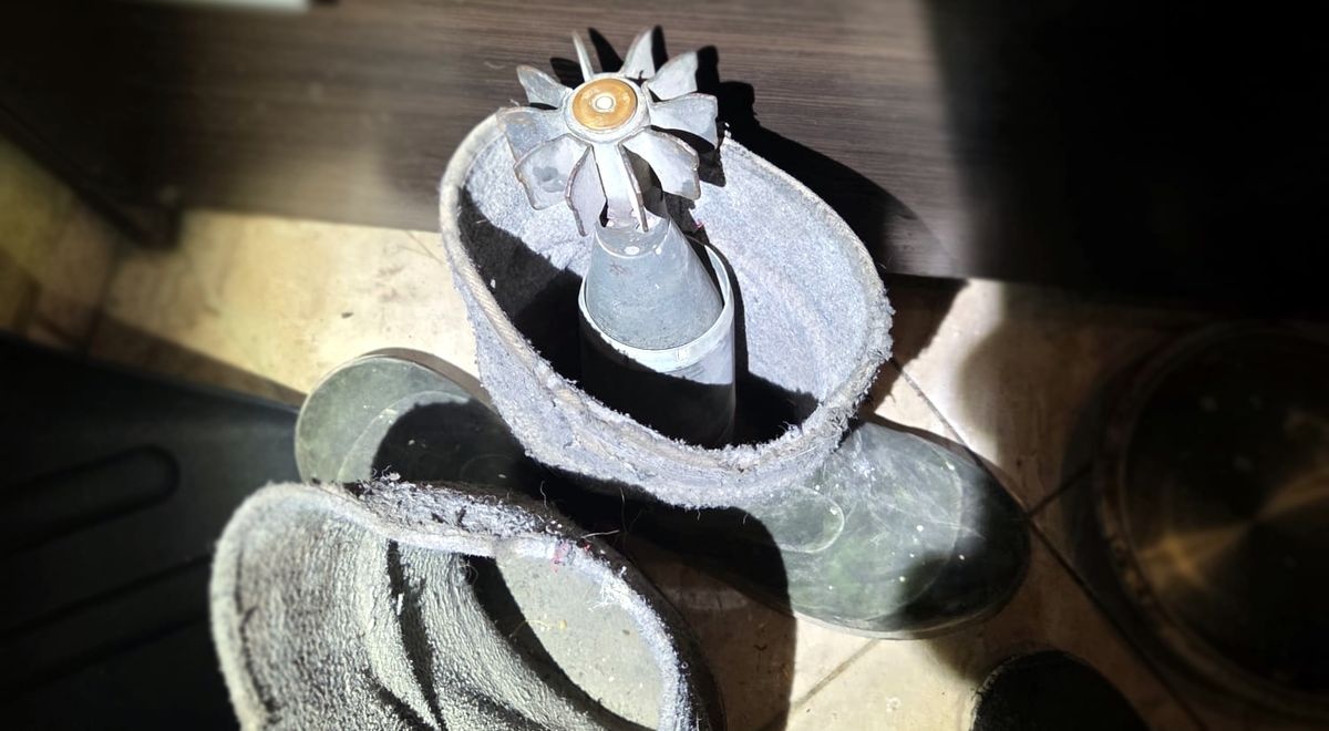 Niewybuch w gumofilcu. Poszedł na grzyby, przyniósł do domu "ozdobę"