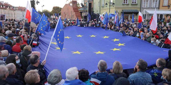 Sondaż: Ponad 40 proc. Polaków chciałoby referendum ws. obecności w UE