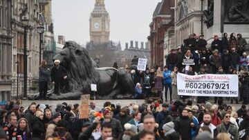 Obowiązek szczepień i paszporty covidowe. Protesty w Wielkiej Brytanii i Francji