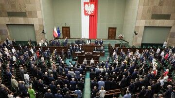 "Partyjna patologia". Posłowie masowo dorabiają w ministerstwach