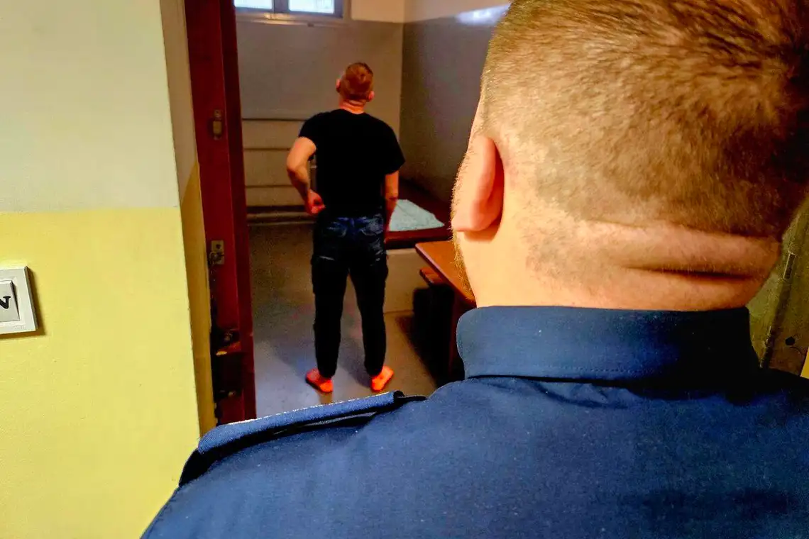 Poszukiwany 33-latek chodził po mieście w kominiarce, żeby nie rozpoznała go policja. Właśnie dlatego zwrócili na niego uwagę