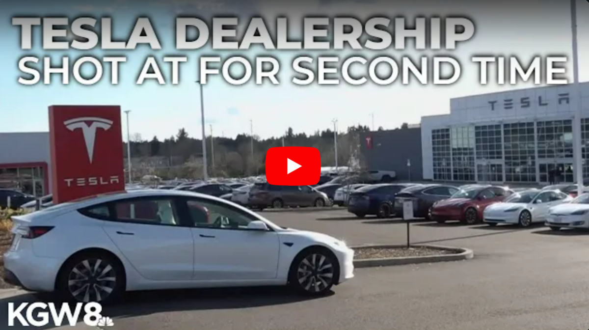 W USA demokraci ostrzeliwują salony Tesli z ostrej amunicji i niszczą pojazdy tej marki