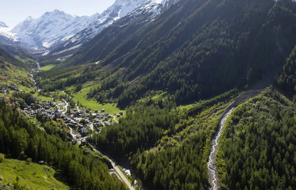 Lawiny błotne odcięły od świata wioski w Alpach. Władze ostrzegają przed kolejnymi osuwiskami