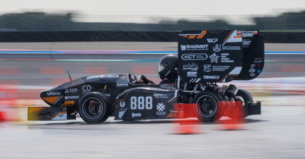 Historyczny sukces zespołu PGRacing Team | Politechnika Gdańska