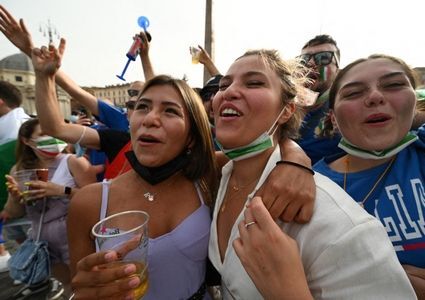 Włochy: Zniesiono obowiązek noszenia masek na zewnątrz