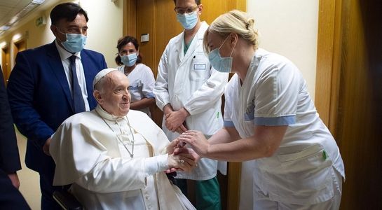 Papież Franciszek dłużej zostanie w szpitalu